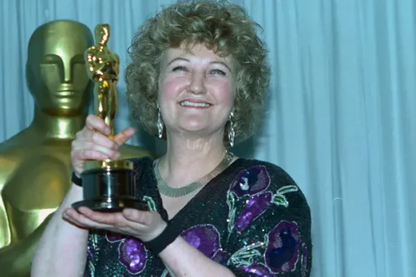 Brenda Fricker, the Oscar-winning Irish actress and Home Alone 2 Pigeon Lady, has died at 81. Read about her career, Oscar win and movies.