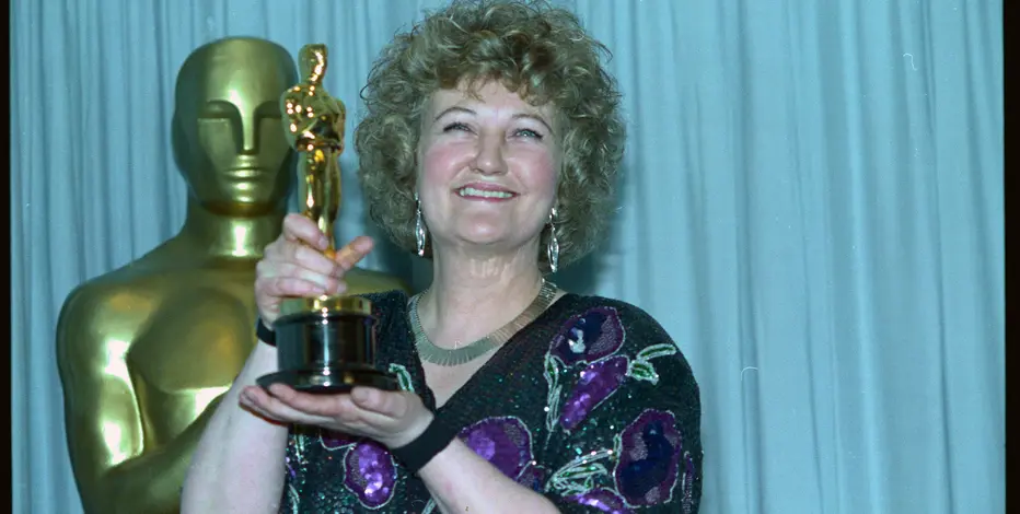 Brenda Fricker, the Oscar-winning Irish actress and Home Alone 2 Pigeon Lady, has died at 81. Read about her career, Oscar win and movies.